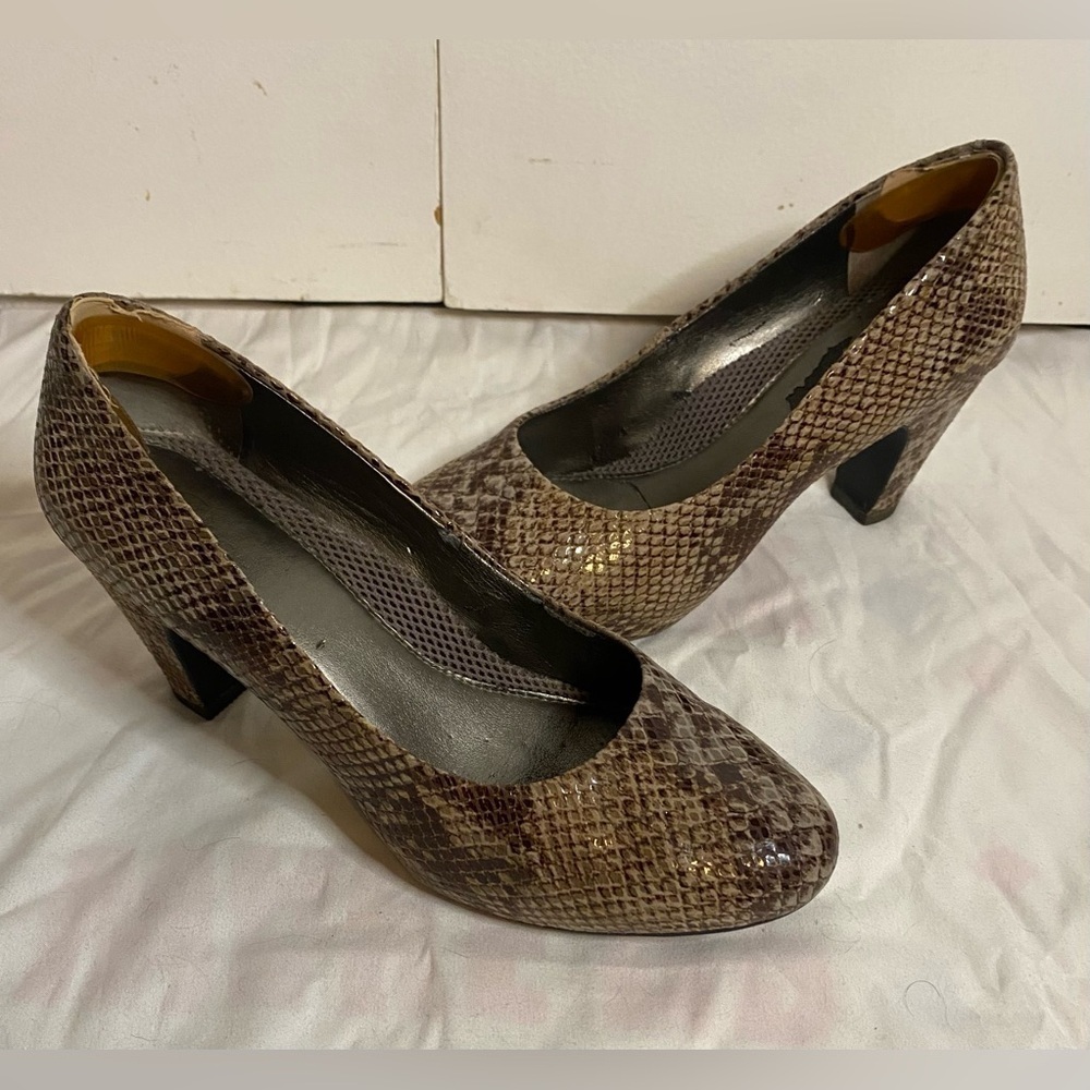 Women’s Easy Spirit Snake Skin Block Heels Size 9